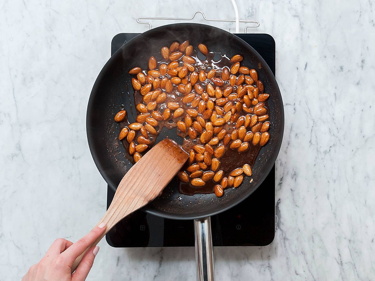 Làm kẹo hạnh nhân, caramel đón Tết