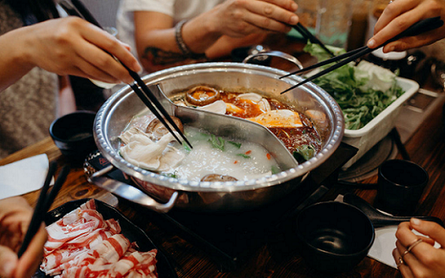 Nước lẩu nhà làm không trong như ngoài hàng? - Đầu bếp chỉ ra bí quyết quan trọng lại cực đơn giản này! - Ảnh 1.