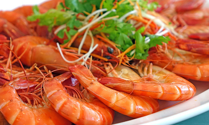 Thêm một cách luộc tôm cực ngon bằng 2 gia vị sẵn có trong nhà