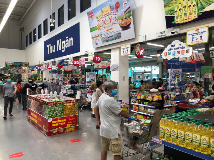 khach-hang-mua-sam-tai-mm-mega-market-an-phu